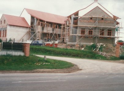 1995-97 - Iskolafalu építése, átadása, II. épületblokk alapkőletétele